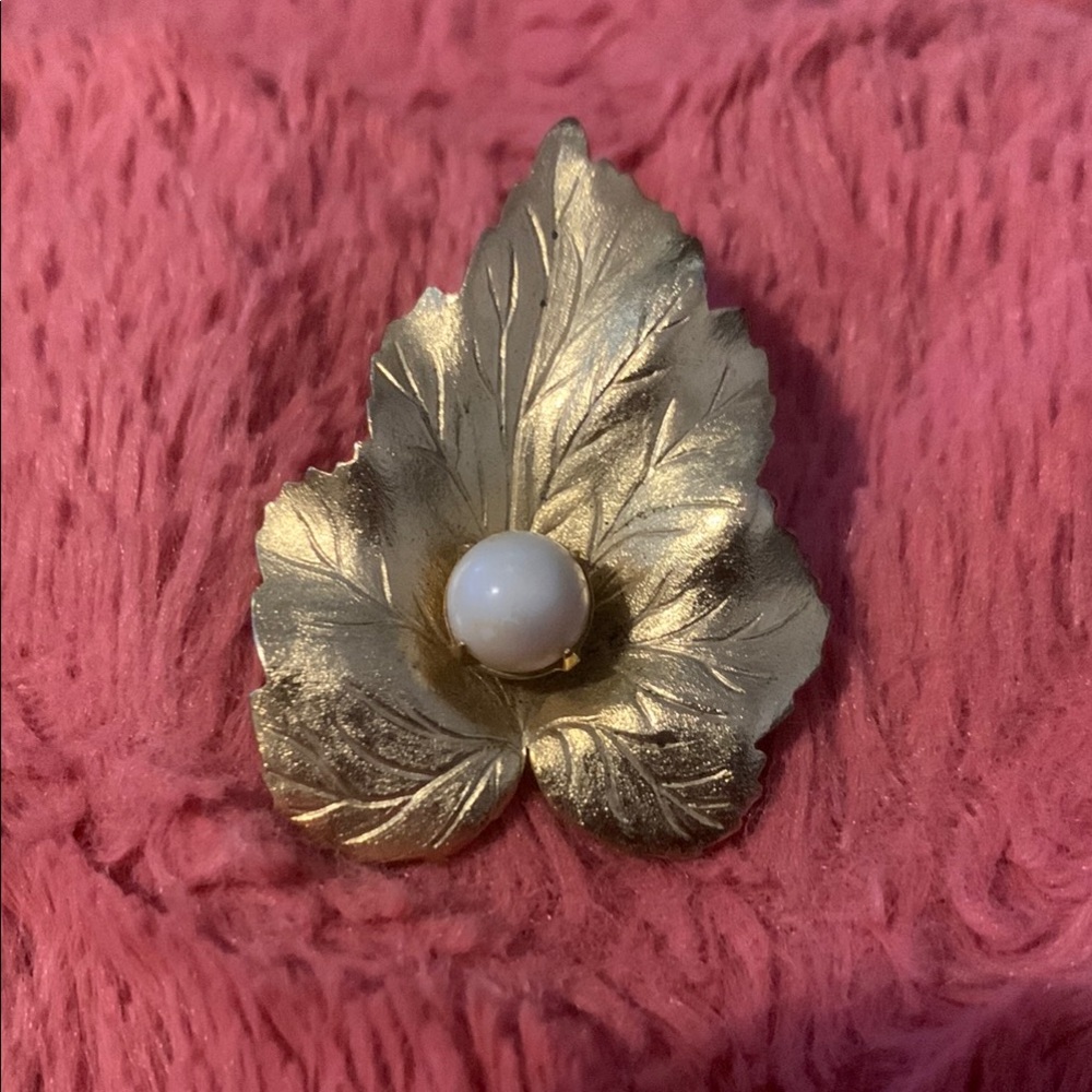 Vintage Sarah Coventry Gold Leaf Brooch